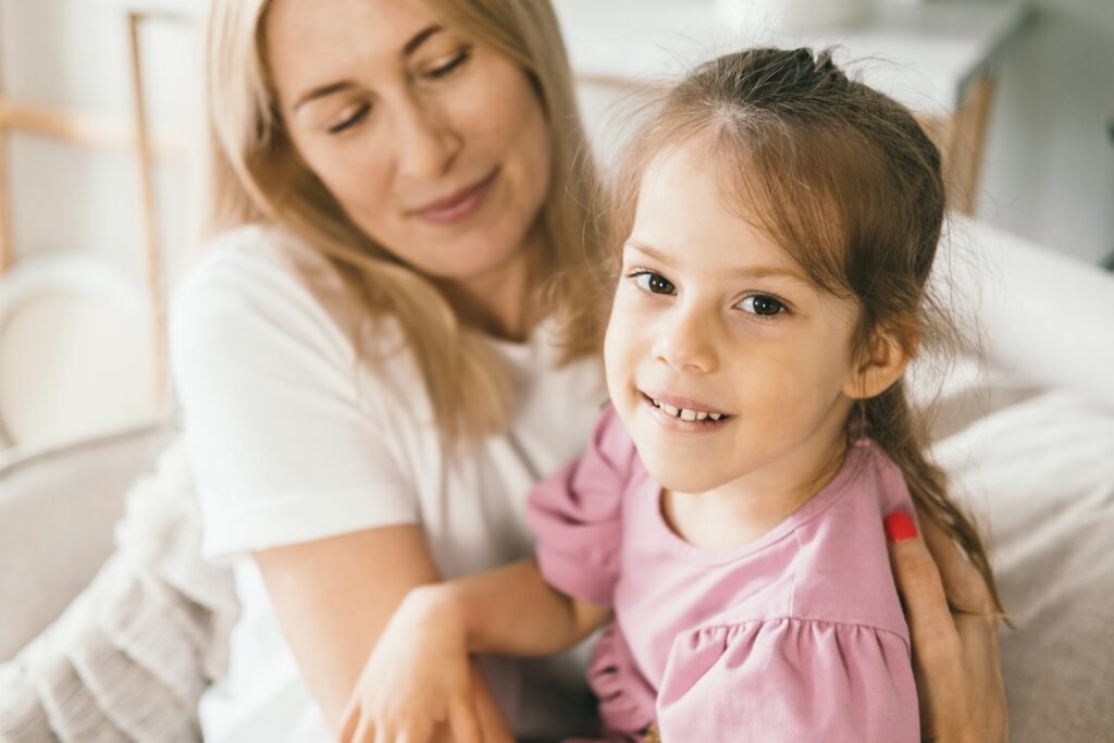 Frau mit einem Kind bei der Kinderbetreuung in Gelsenkirchen
